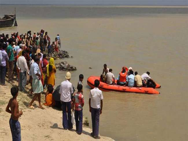 boat capsized in ganga river